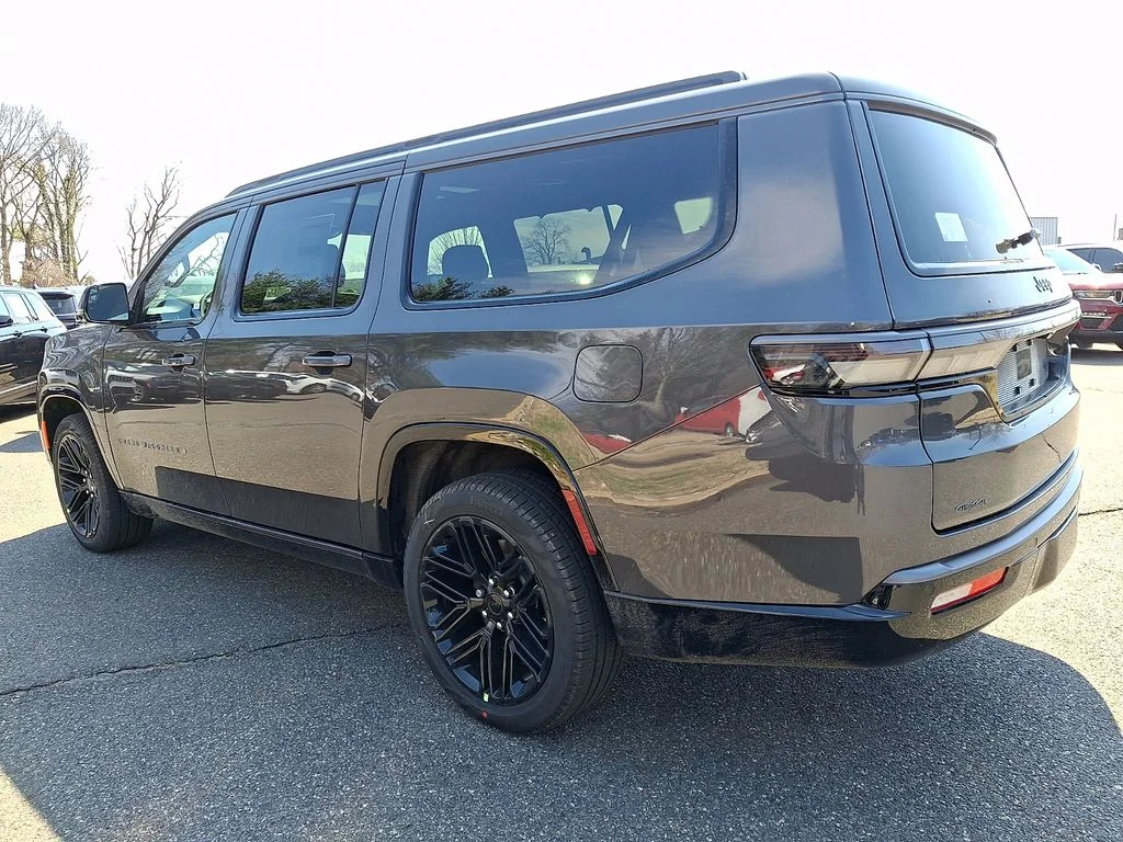 New 2026 Baltic-Gray Metallic Clear-Coat Exterior Paint Jeep Limited Reserve image 3