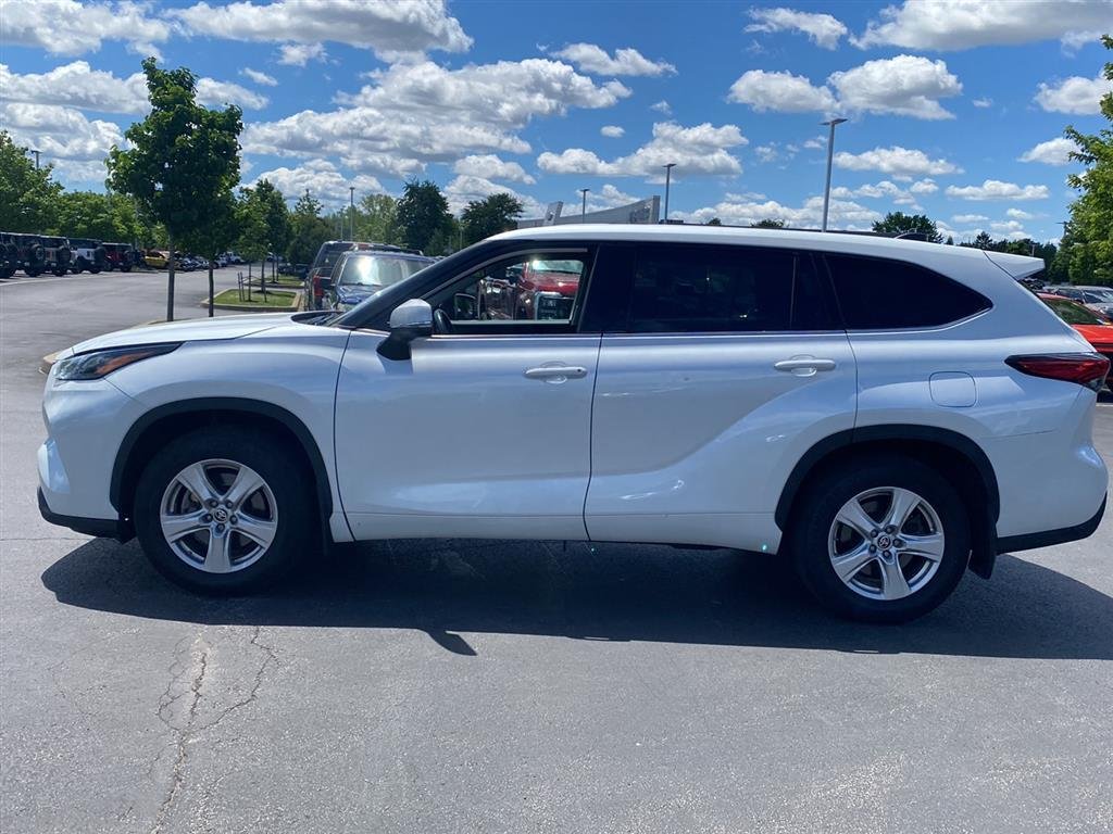 Used 2022 Wind Chill Pearl Toyota LE image 7