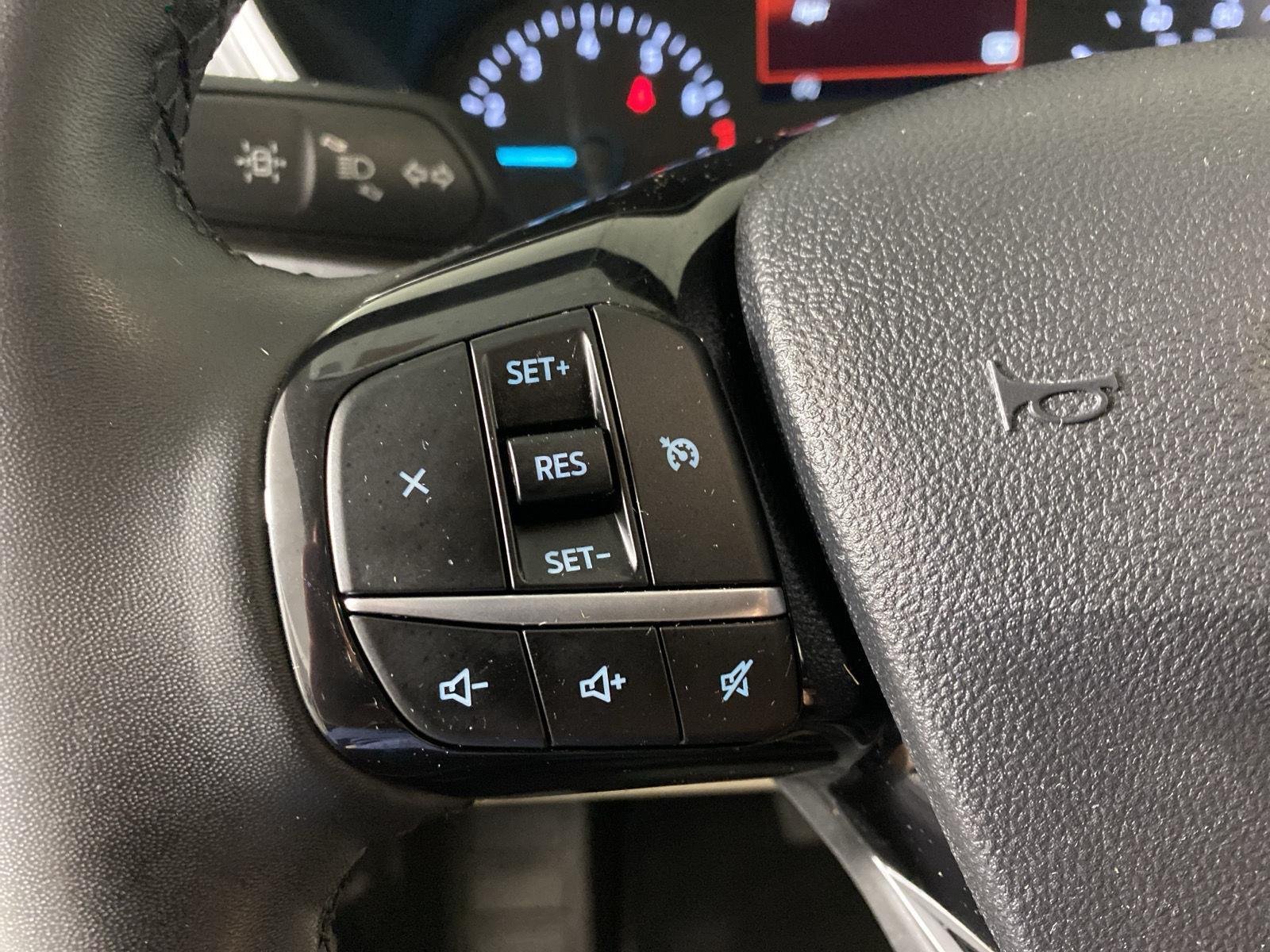 Used 2022 Iconic Silver Ford SE image 17