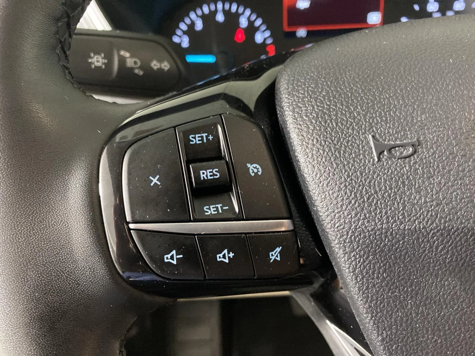 Used 2022 Iconic Silver Ford SE image 17