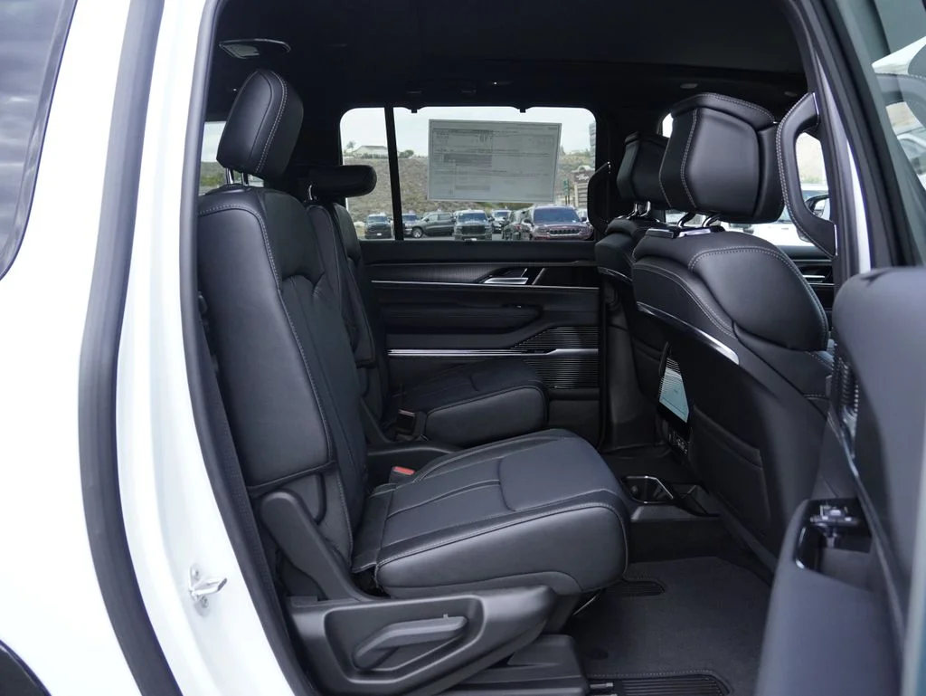 New 2026 Bright White Clearcoat Jeep Summit Obsidian image 32