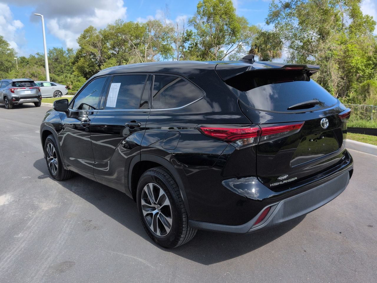 Used 2022 Midnight Black Metallic Toyota XLE image 6