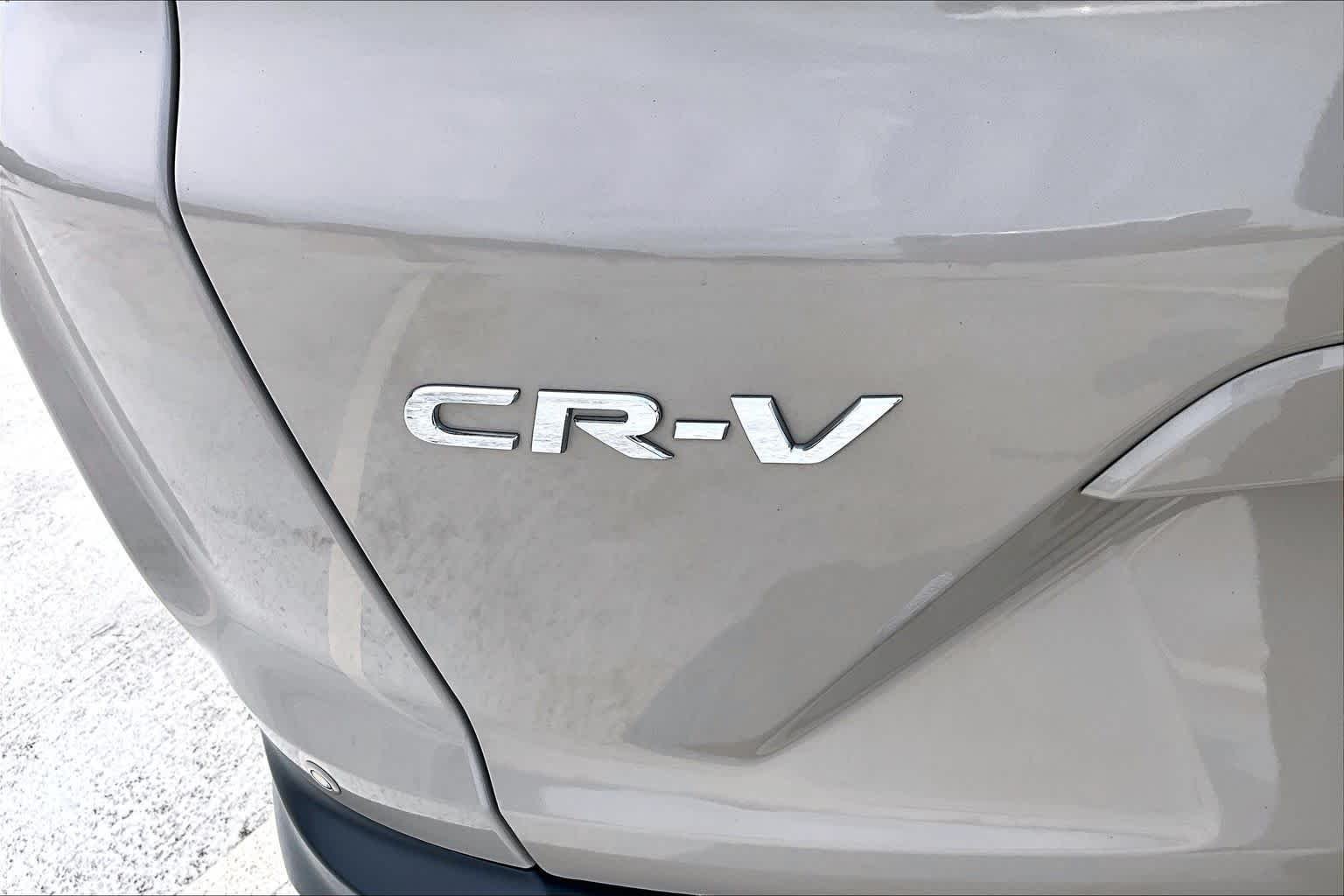 Used 2017 White Diamond Pearl Honda Touring image 31