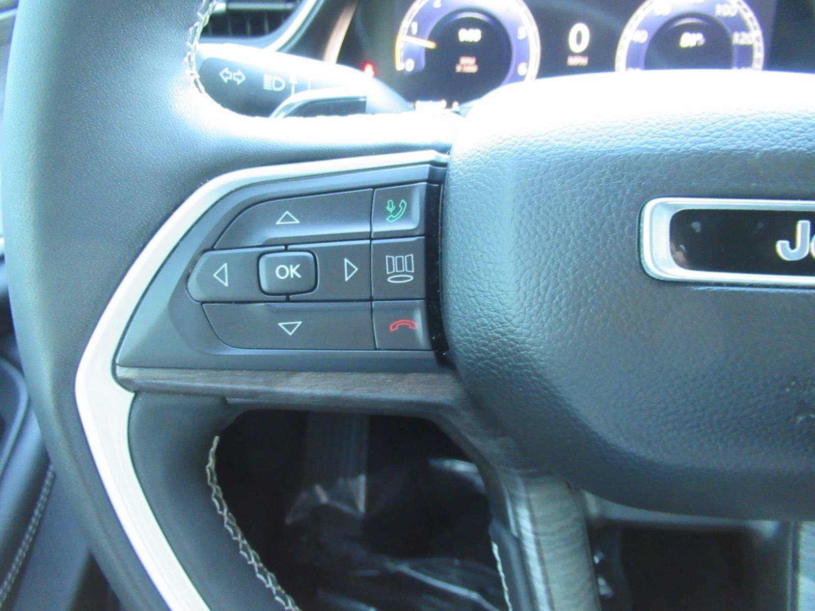 Used 2023  Jeep Limited image 25
