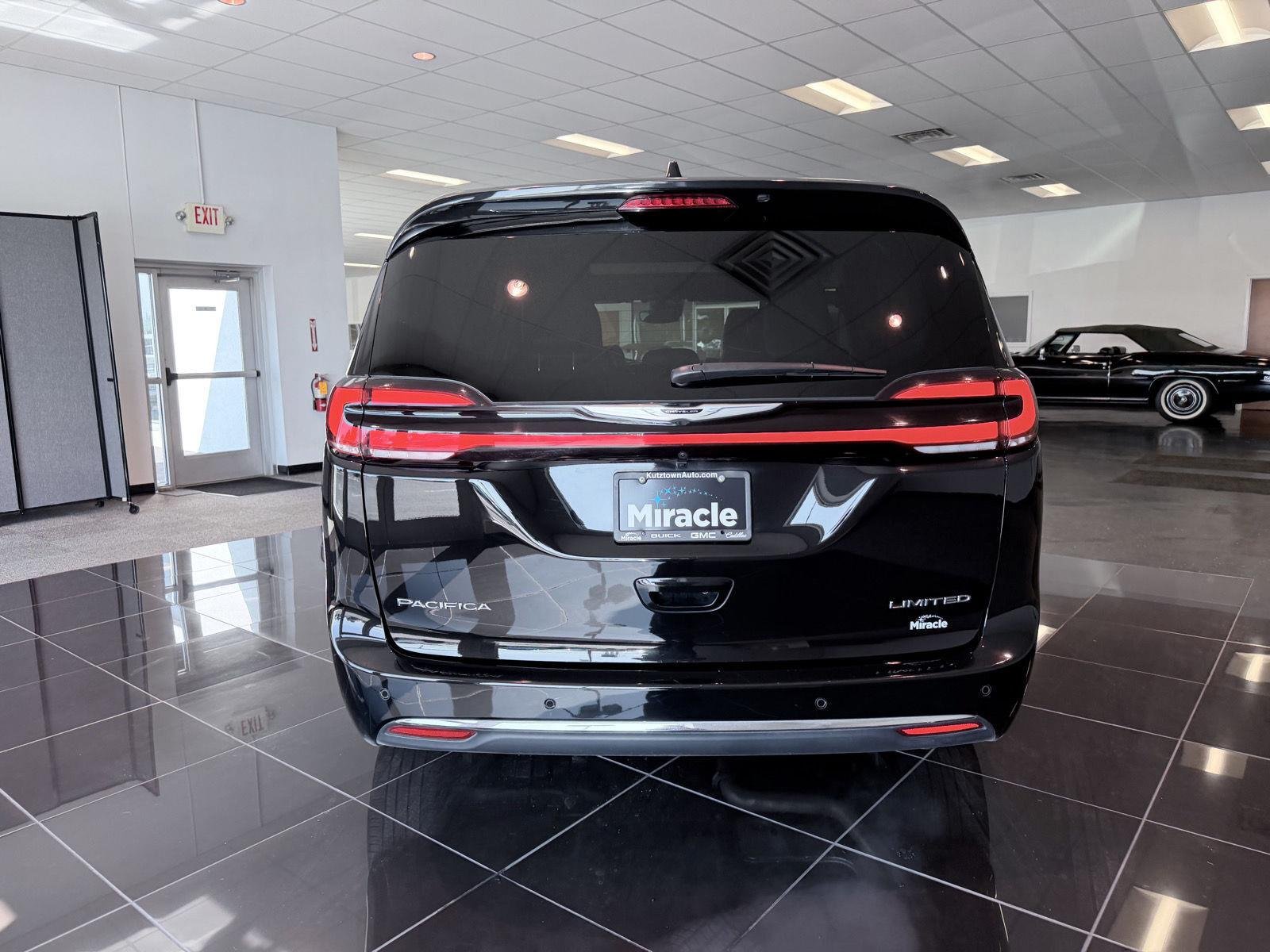 Used 2026 Diamond Black Crystal Pearlcoat Chrysler Limited image 17