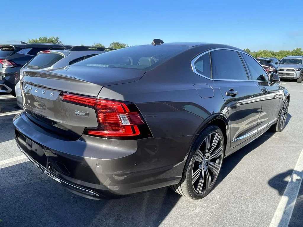 Used 2023 Platinum Grey Metallic Volvo Ultimate image 4