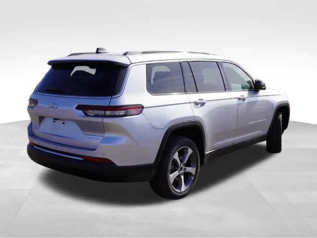 New 2026 Silver Zynith Exterior Paint Jeep Limited image 3