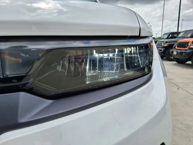 New 2026 Bright White Clear-Coat Exterior Paint Jeep Limited image 9