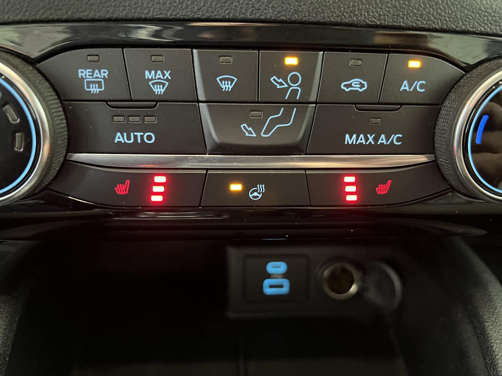 Used 2022 Wh Ford SE image 15