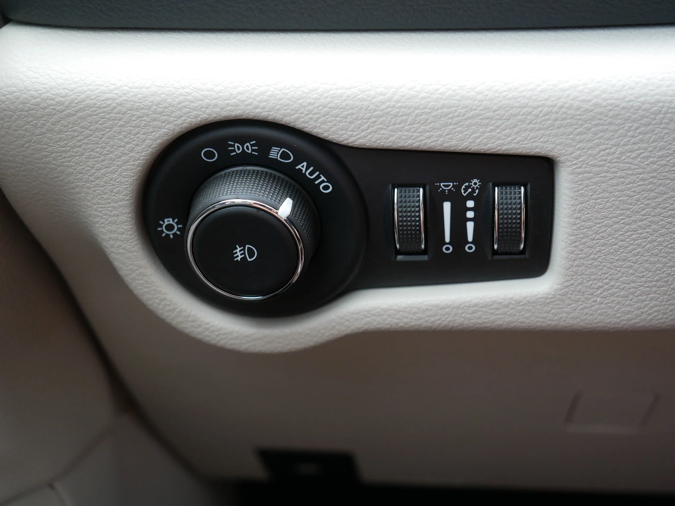 Used 2023 Ceramic Gray Clearcoat Chrysler Touring L image 26