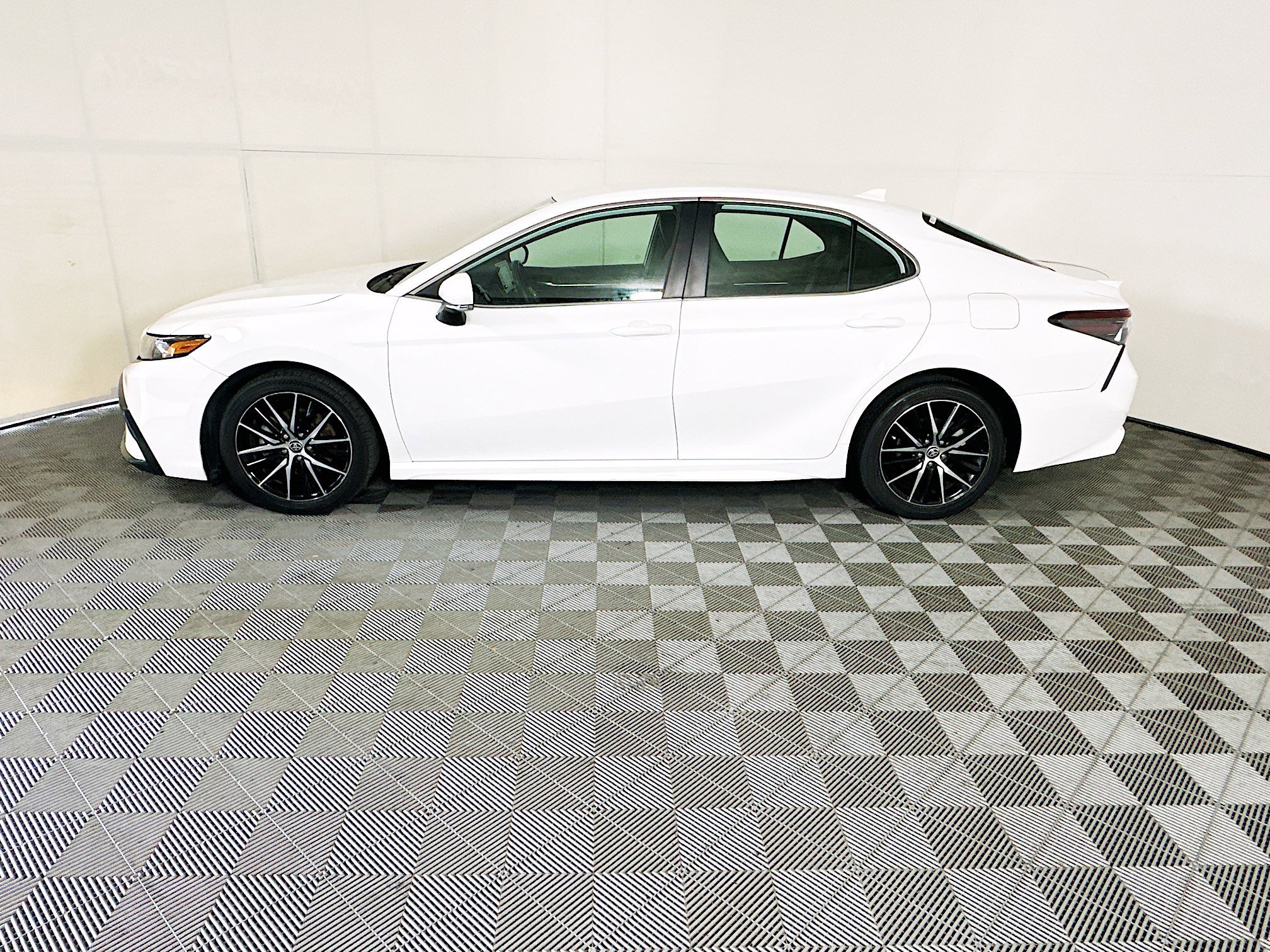 Used 2023 Ice Toyota SE image 6