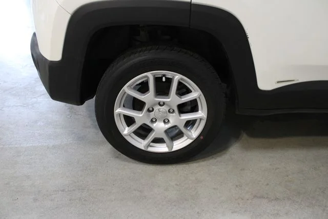 Used 2021 White Jeep Latitude image 33