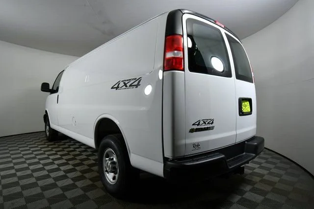 New 2025 Summit White Chevrolet WT image 13