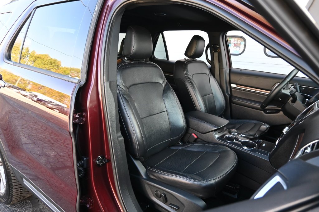 Used 2019 Burgundy Ford Limited image 24
