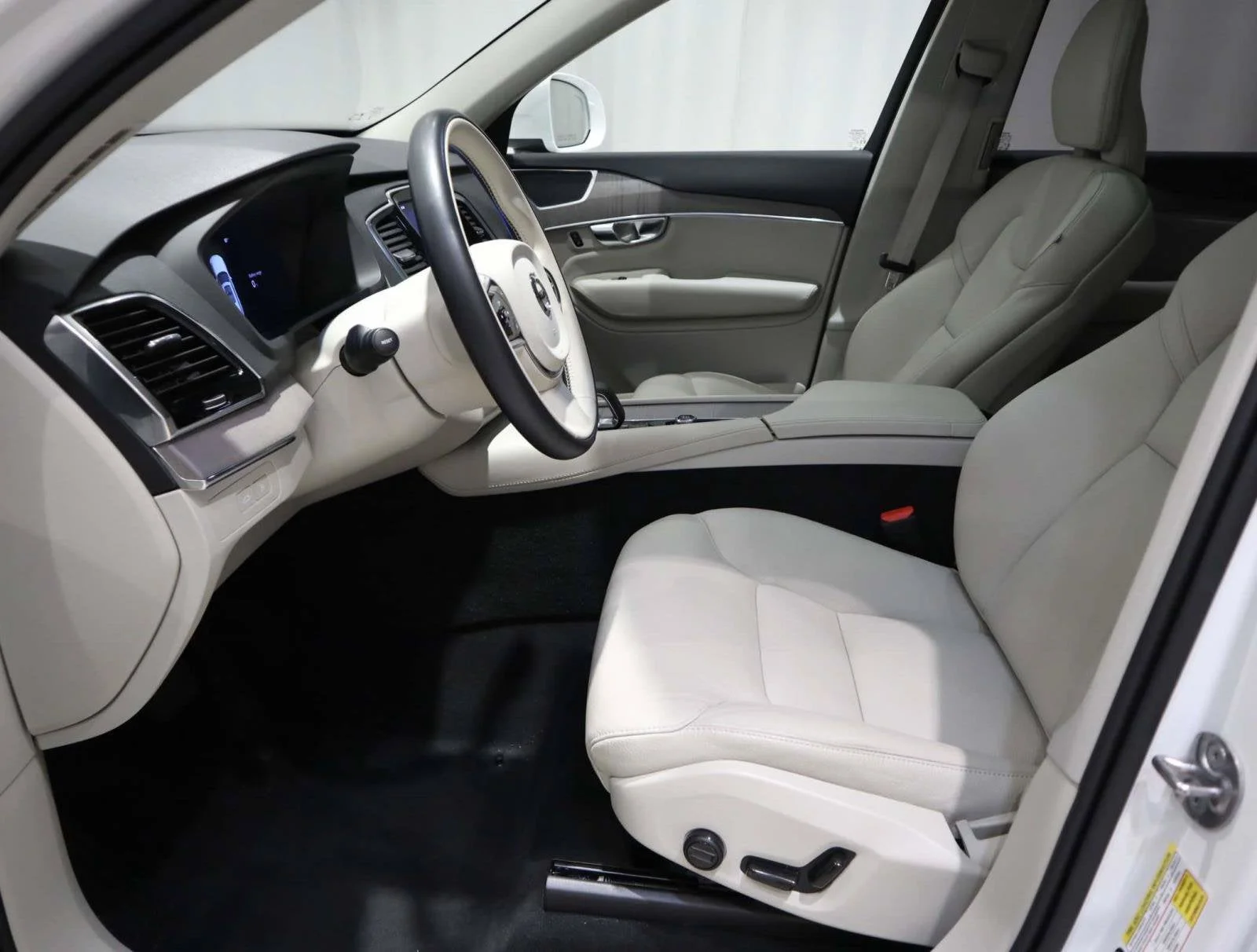 Used 2025 White Volvo Plus image 17