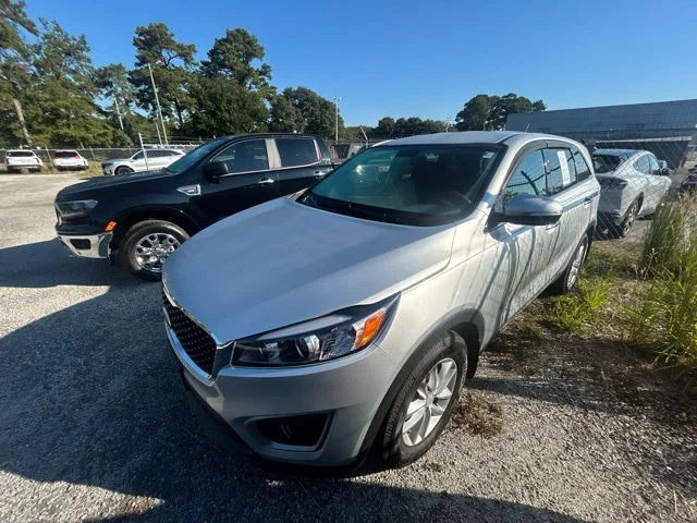 Used 2017 Silver Kia L image 3