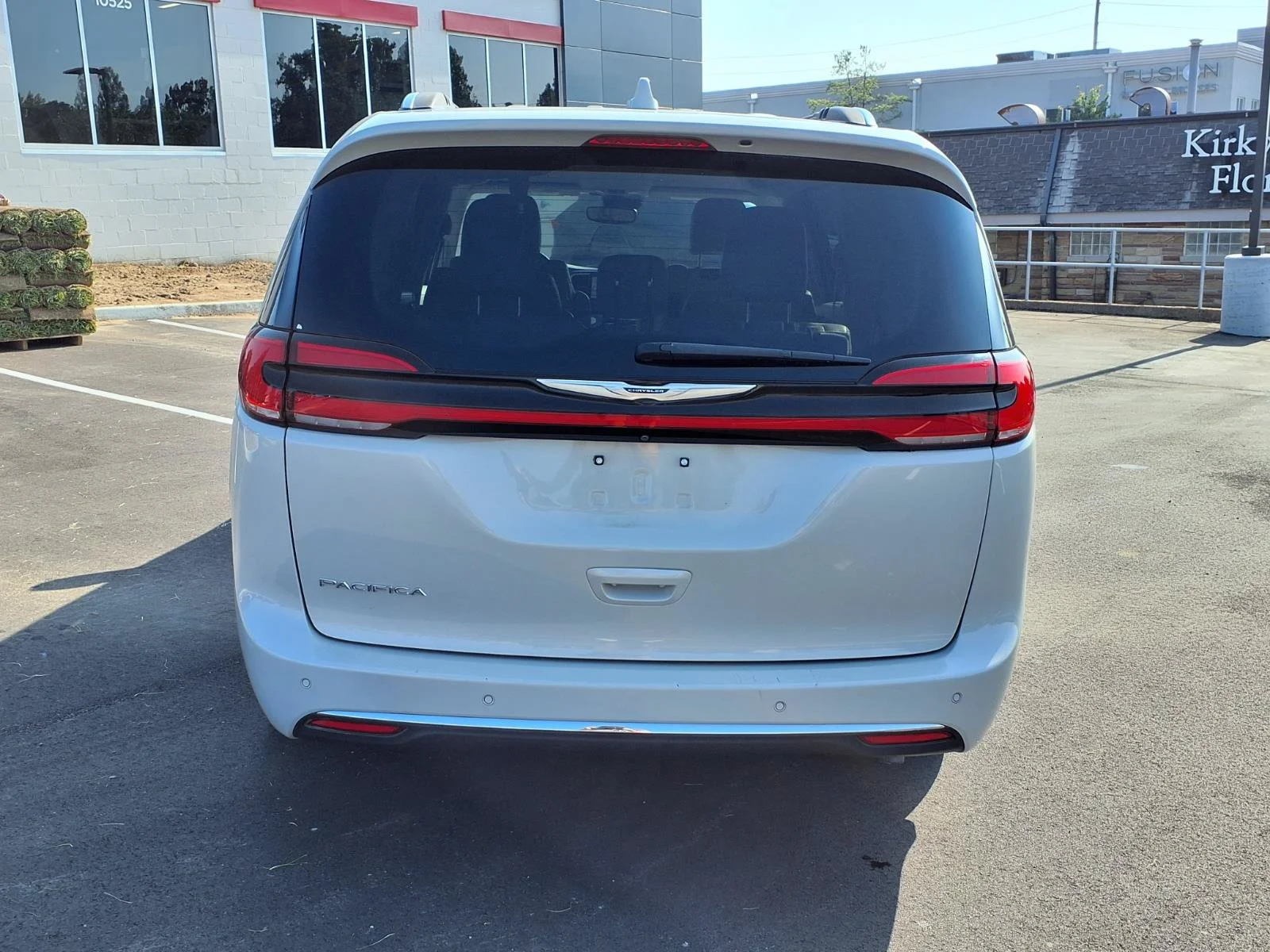 Used 2021 Luxury White Pearlcoat Chrysler Touring L image 30