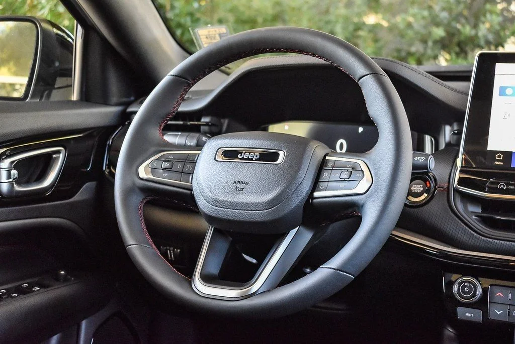 New 2026 Bright White Clear-Coat Exterior Paint Jeep Trailhawk image 9