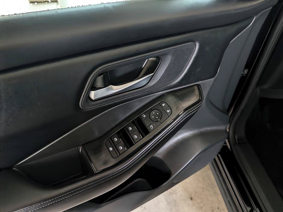 Used 2025 Super Black Nissan SV image 9
