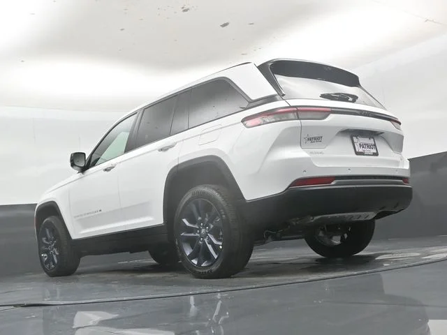 New 2026 Bright White Clear-Coat Exterior Paint Jeep  image 43