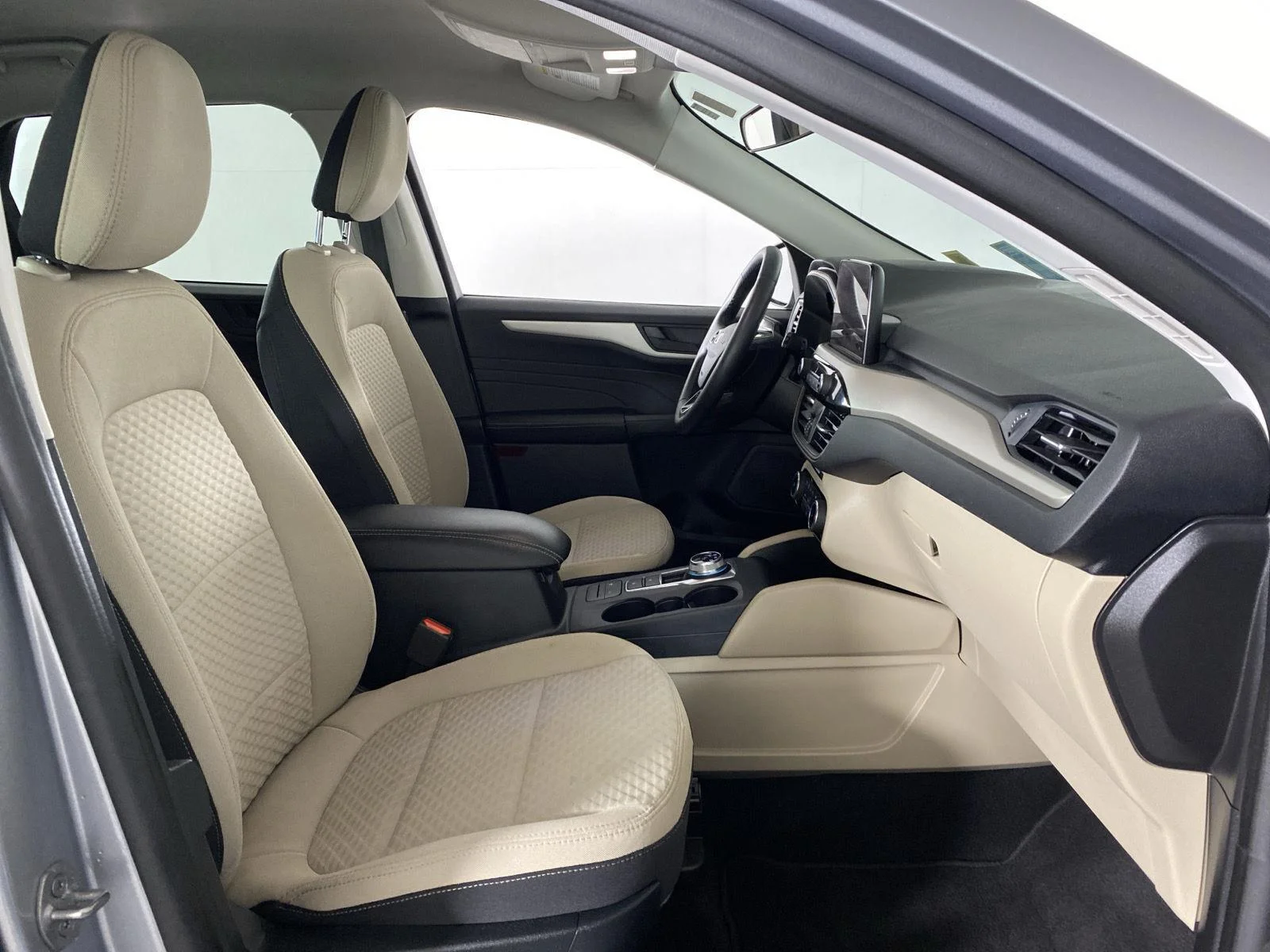 Used 2022 Iconic Silver Ford SE image 26