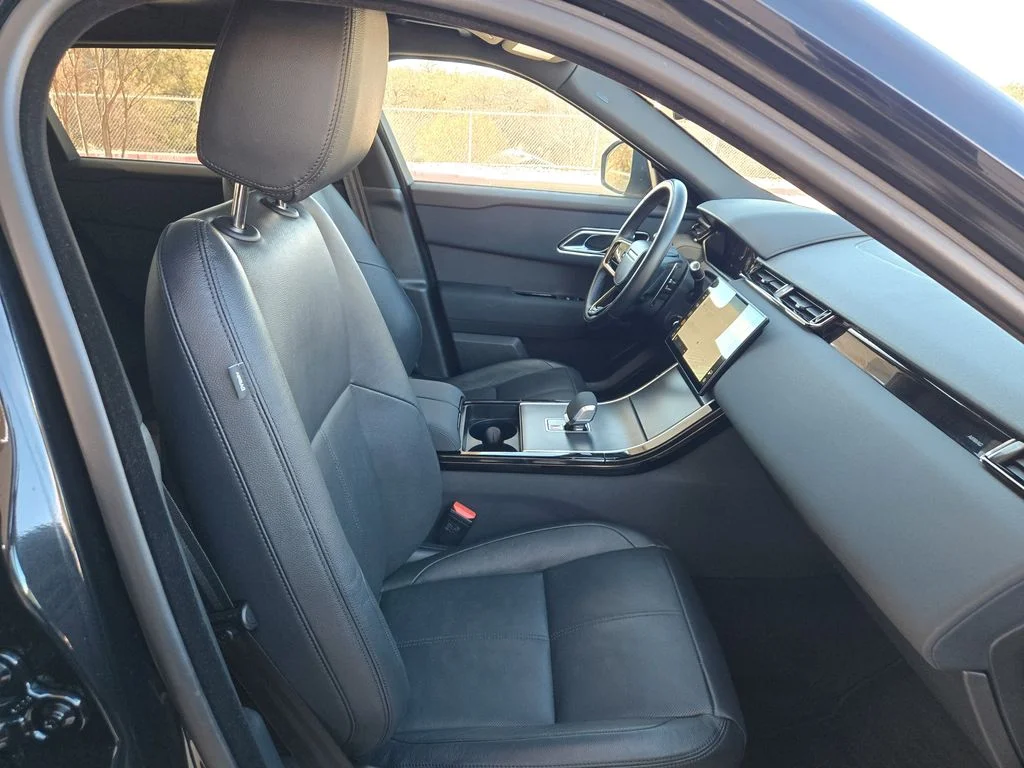 Used 2025  Land Rover Dynamic SE image 27