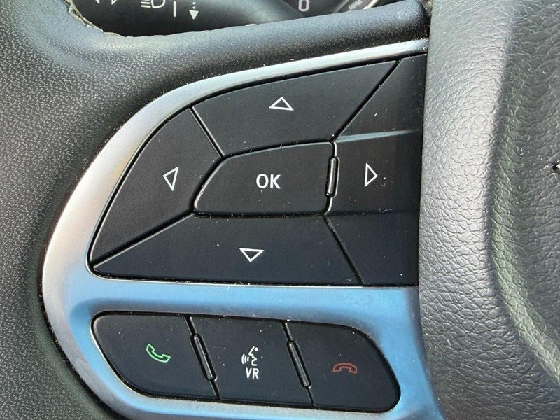 Used 2025 Ceramic Gray Clearcoat Chrysler Select FWD image 20