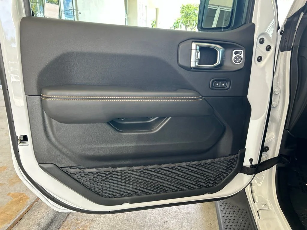 Used 2025 White Jeep Sahara image 41