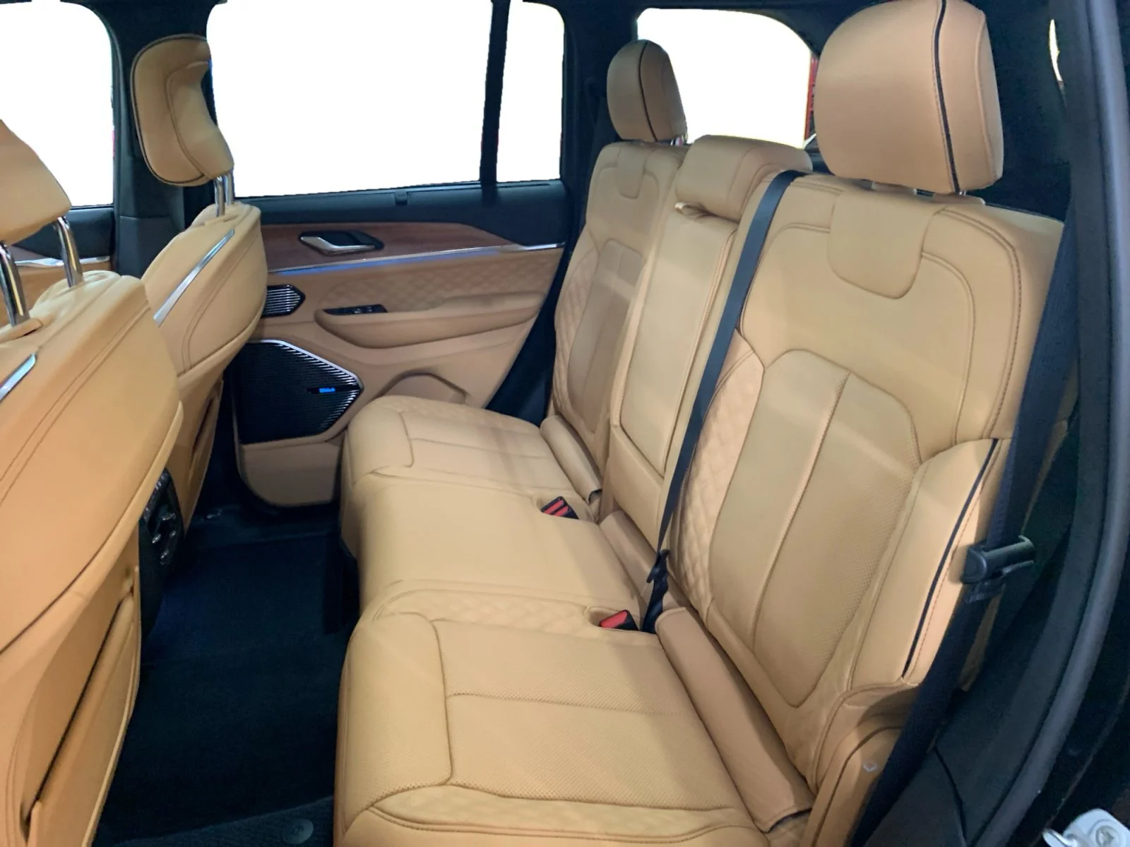 New 2026 Diamond Black Crystal Pearl Jeep Summit image 16