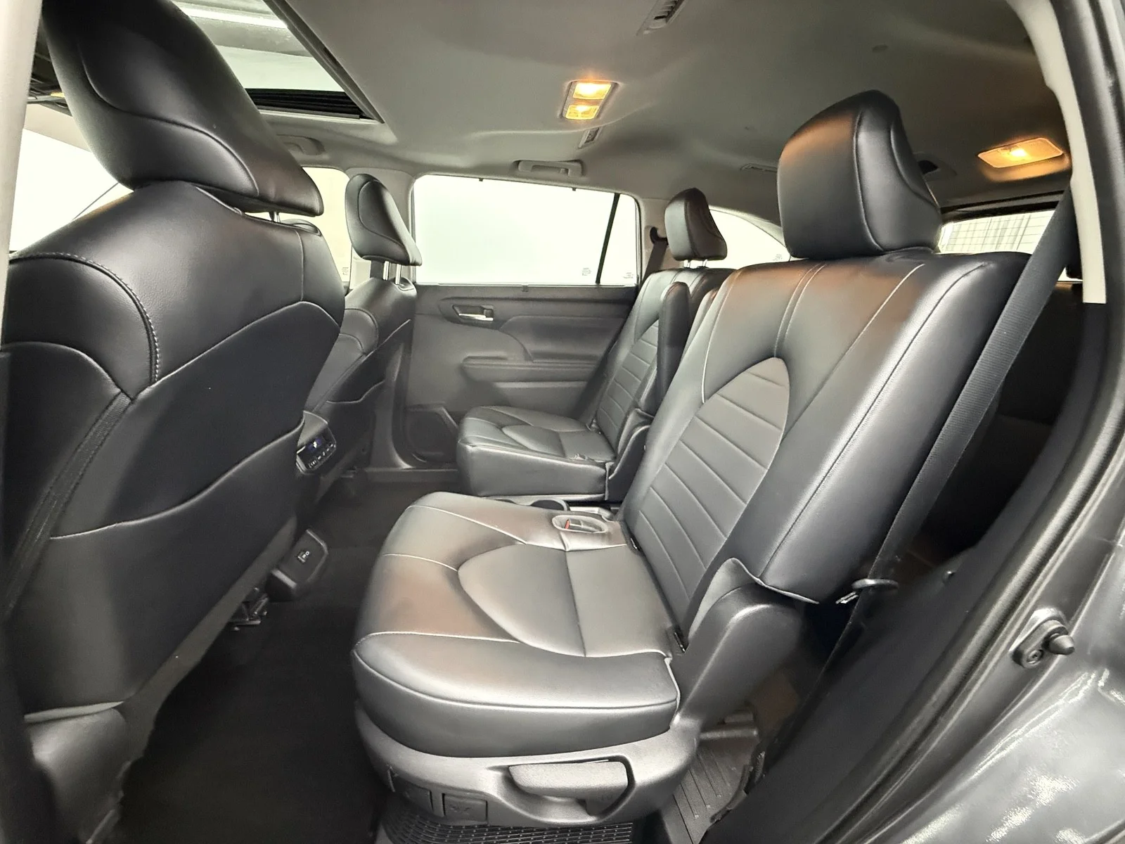 Used 2022 Magnetic Gray Metallic Toyota Hybrid XLE AWD image 37