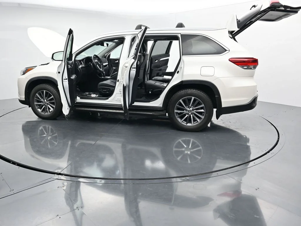 Used 2019 White Toyota XLE image 40