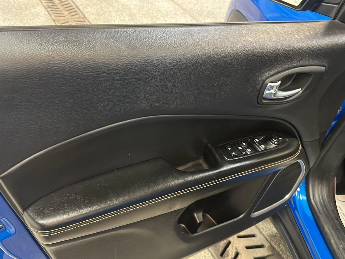 Used 2018 Laser Blue Pearlcoat Jeep Latitude image 17