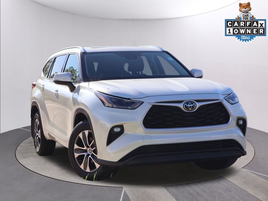 2021 Toyota Highlander XLE photo 2