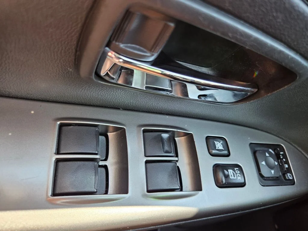 Used 2025 Silver Mitsubishi 2.0 SE image 17