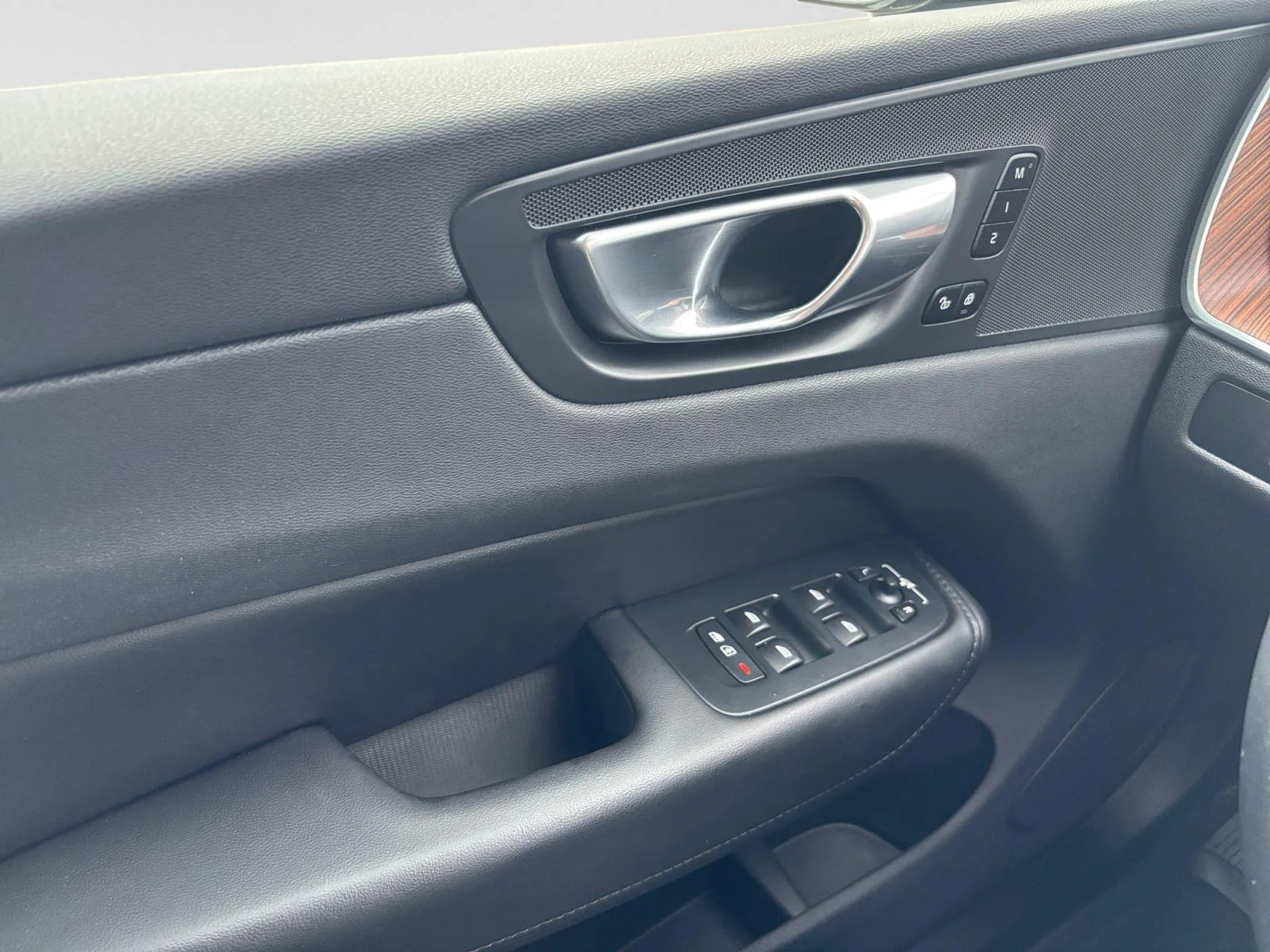 Used 2024 Crystal White Metallic Volvo Plus Dark Theme image 17
