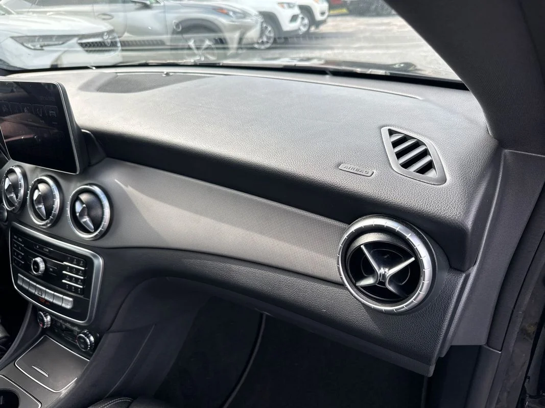 Used 2019 Black Mercedes-Benz 4MATIC® image 27