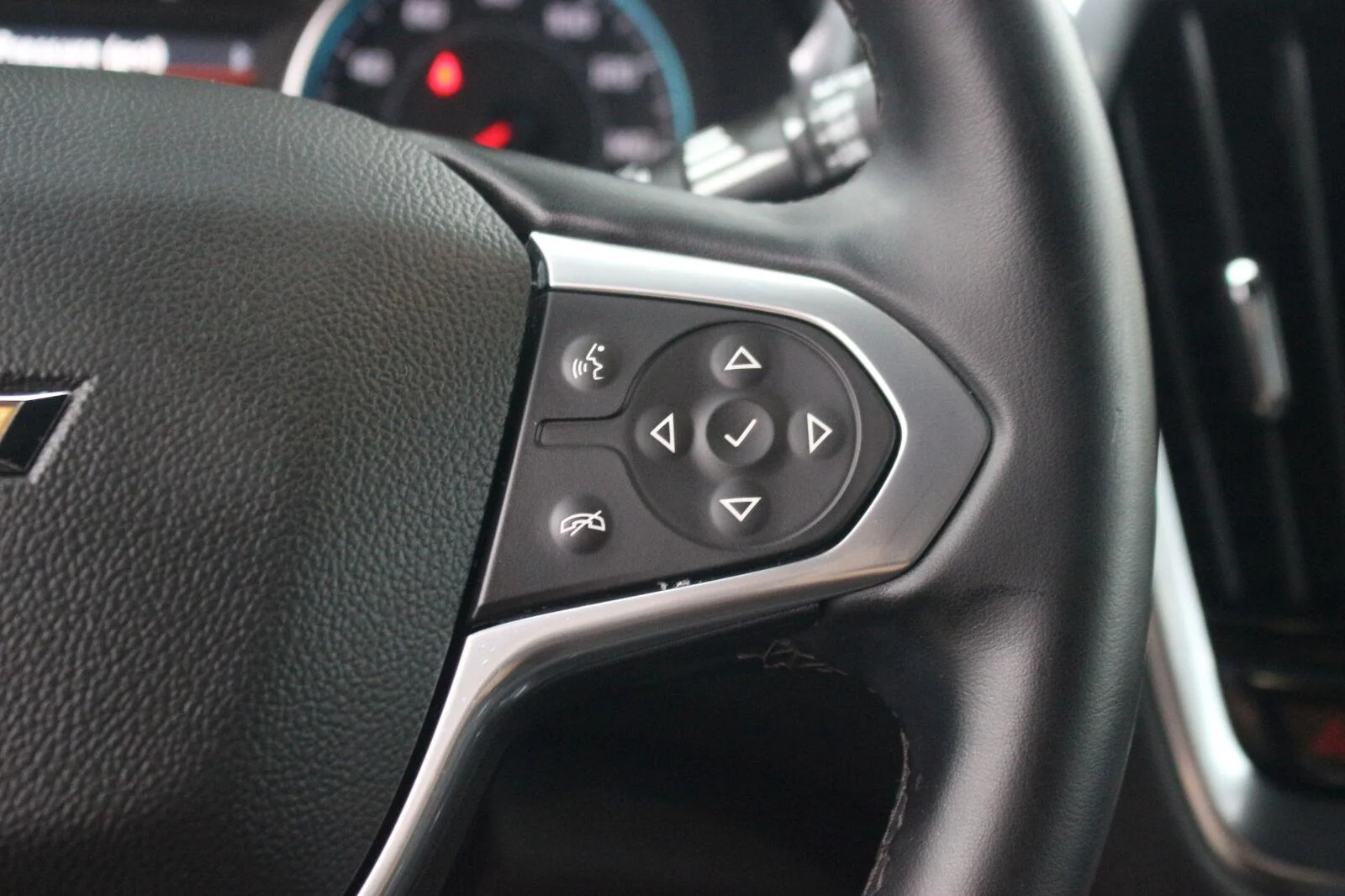 Used 2023 Mosaic Black Metallic Chevrolet LT Cloth image 20