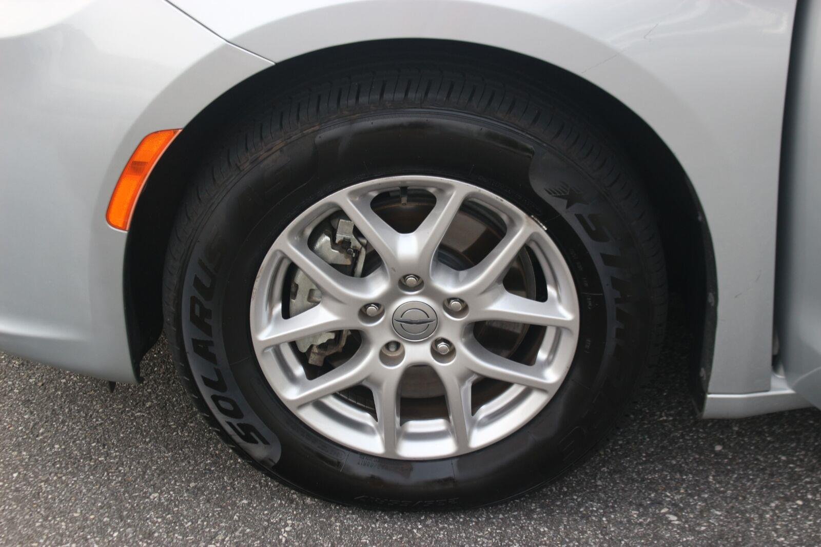 Used 2024 Silver Chrysler Touring L image 39