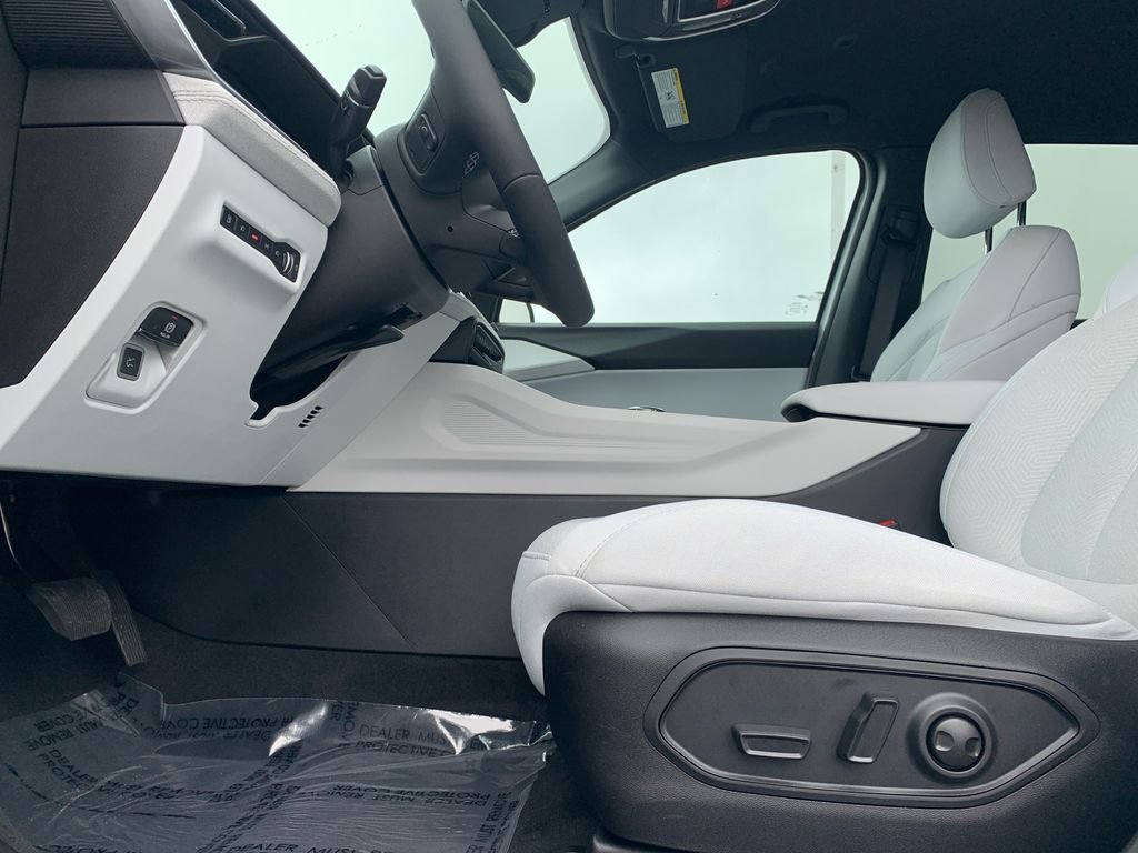 New 2026 Bright White Clear-Coat Exterior Paint Jeep Laredo image 22