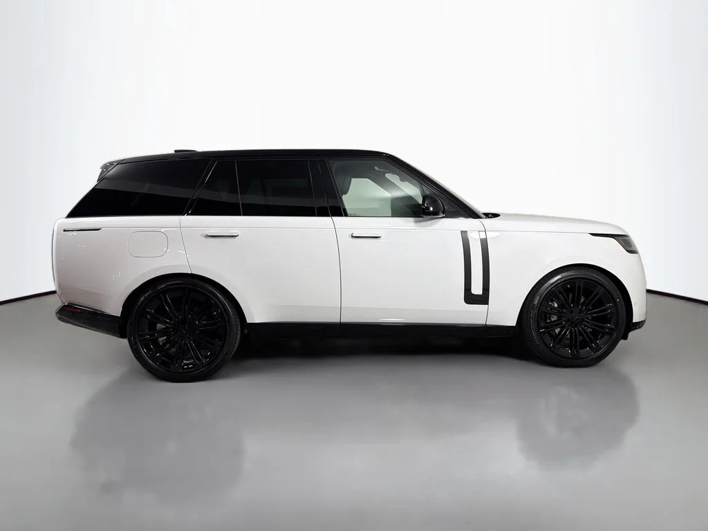 New 2026 Fuji White Land Rover SE image 4