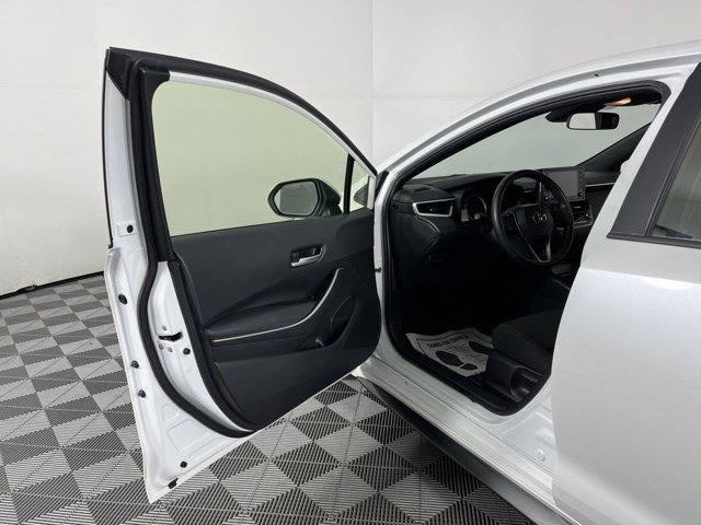 Certified Used 2022 Pearl Toyota SE image 13
