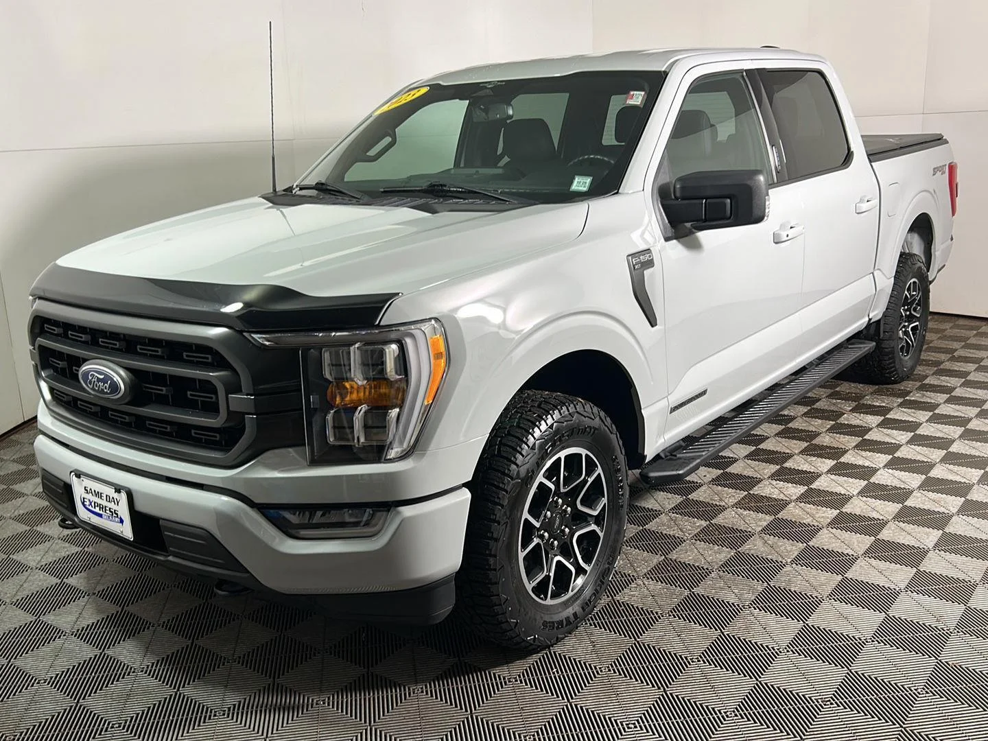 Used 2023 Avalanche Gray Ford XLT image 5