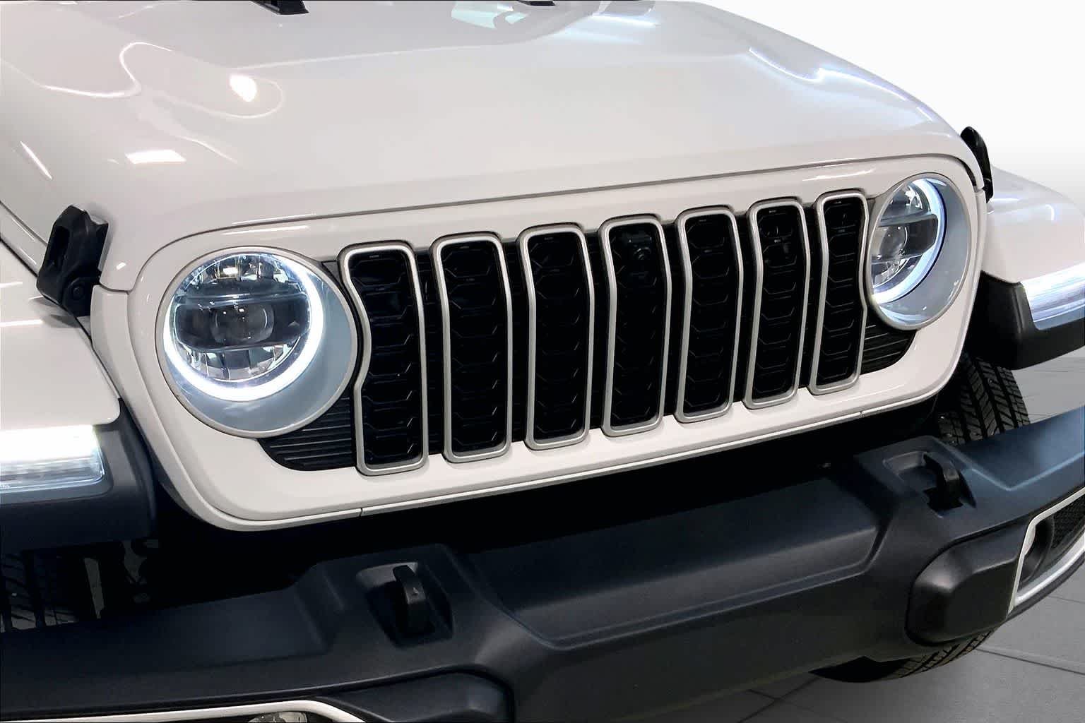 Used 2025 Bright White Clearcoat Jeep Sahara image 32