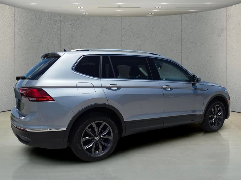 Used 2023 Silver Metallic Volkswagen SE image 3