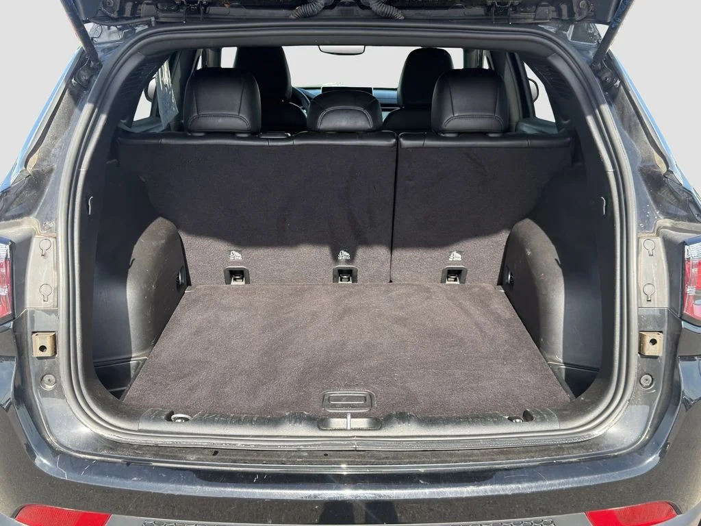 Used 2024 Black Jeep Latitude image 27