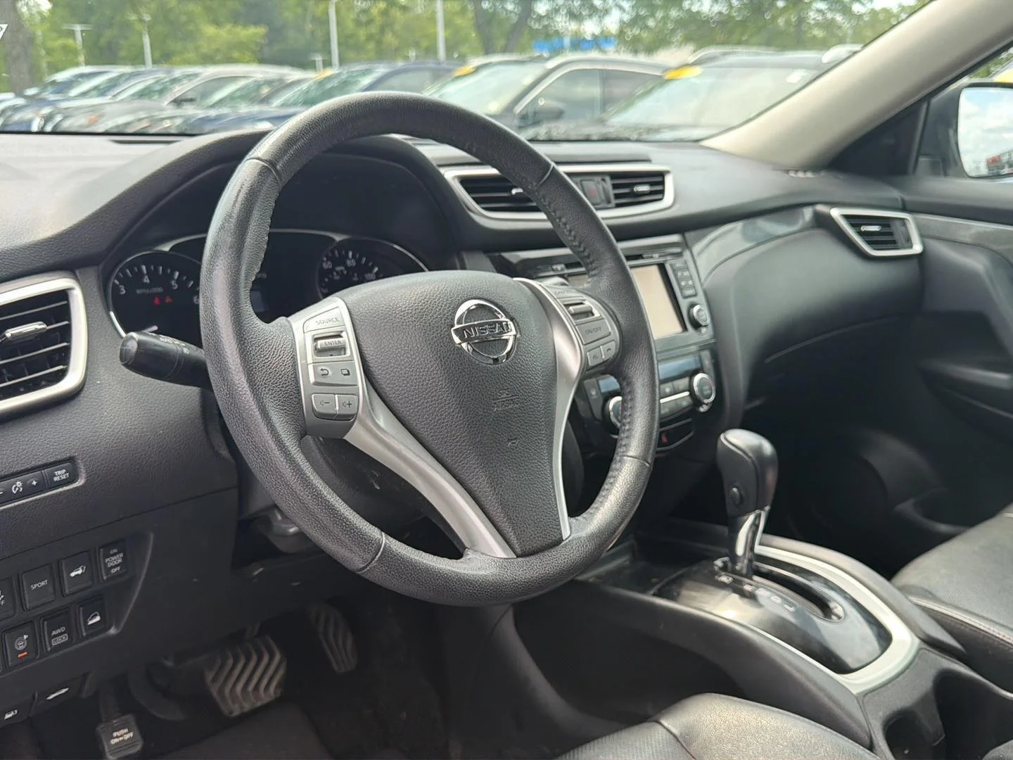 Used 2016 Pearl White Nissan SL image 5