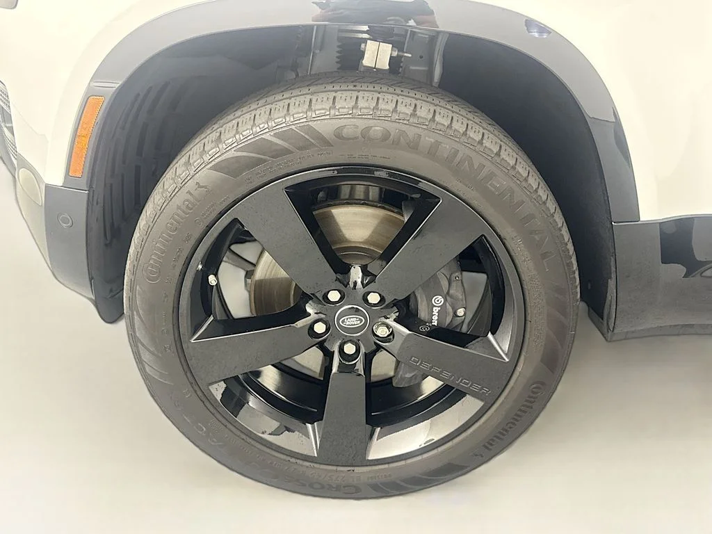 Used 2025 White Land Rover X-Dynamic SE image 30