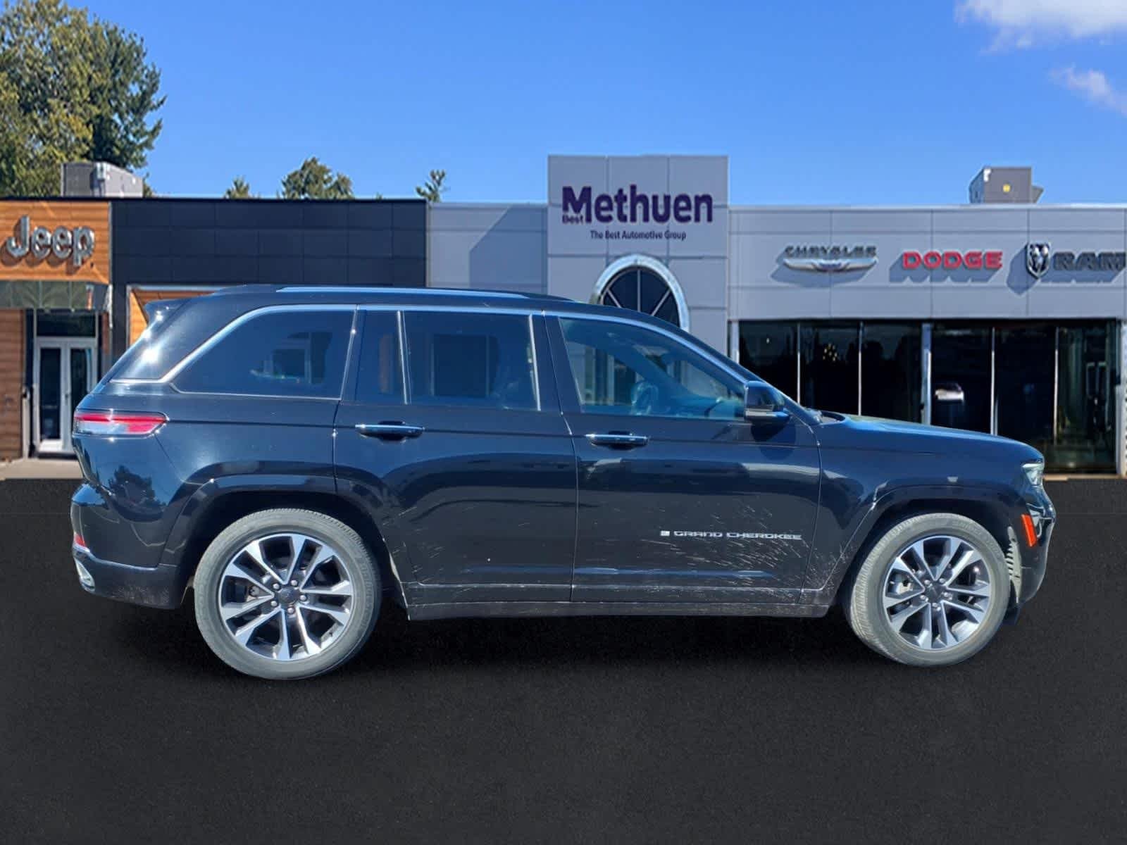 Used 2023 Diamond Black Crystal Pearlcoat Jeep Overland image 2