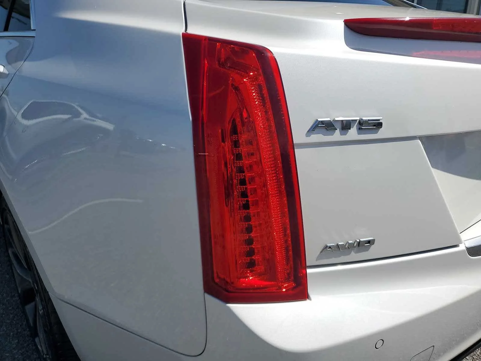 Used 2018 CRYSTAL WHITE TRICOAT Cadillac Luxury AWD image 4
