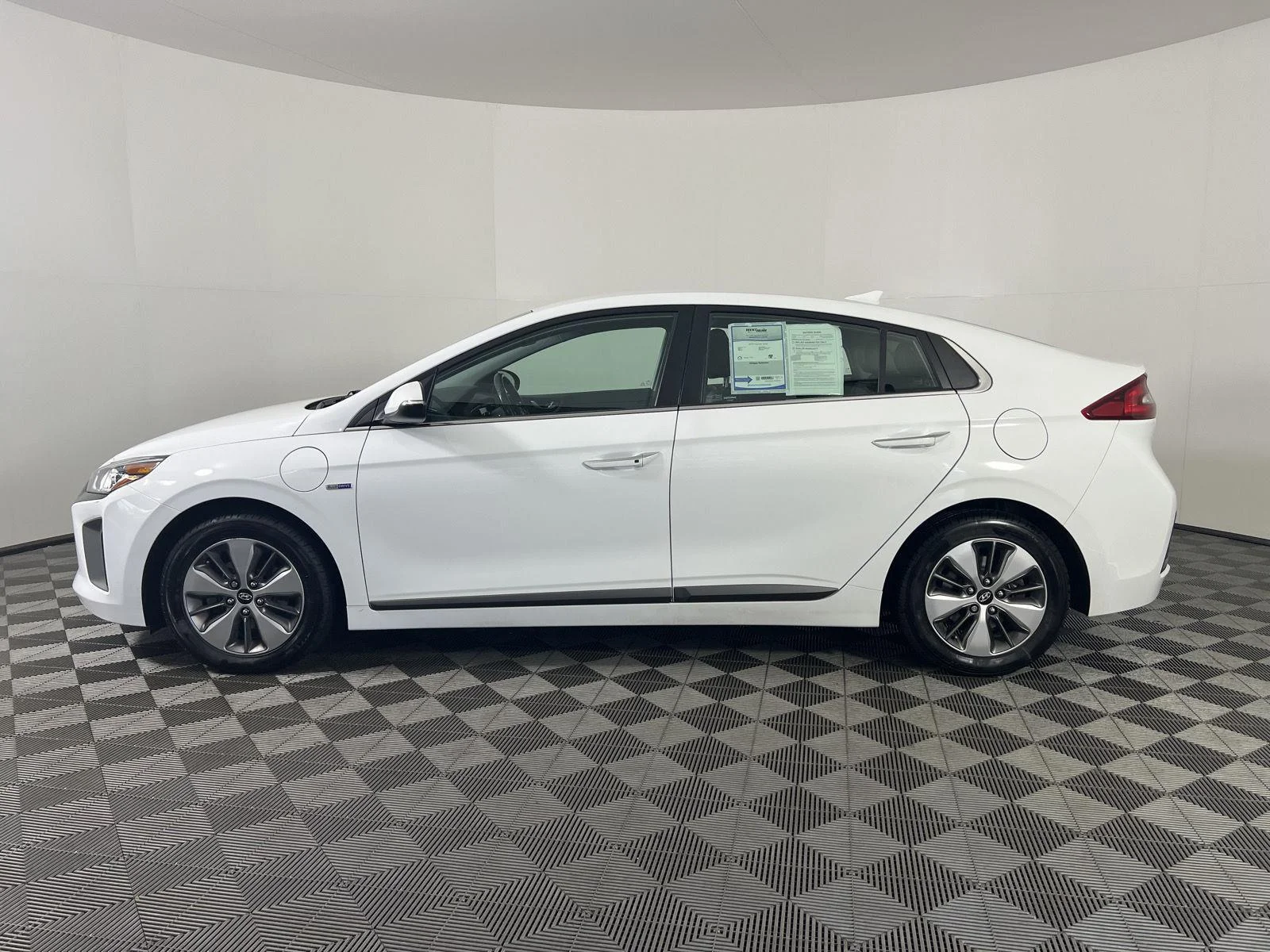 Used 2019 Ceramic White Hyundai Limited image 3